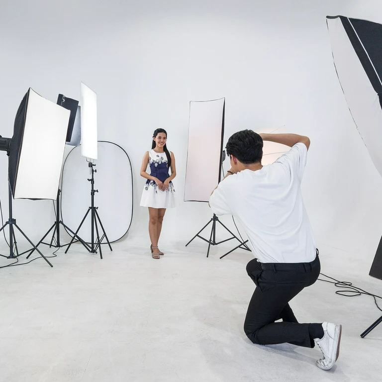 Robienie zdjęć w studiu fotograficznym